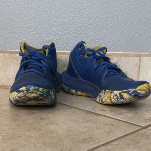 Size 6 under armour tennis shoes